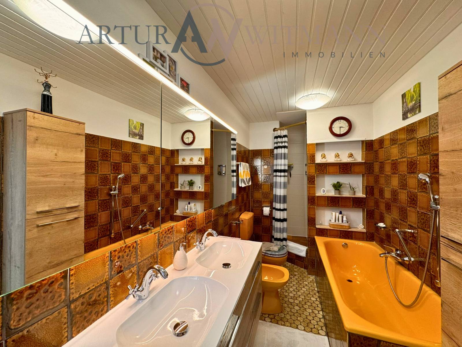 Charmante Maisonette-Wohnung mit Kamin, Einbauküche, Garage und Garten