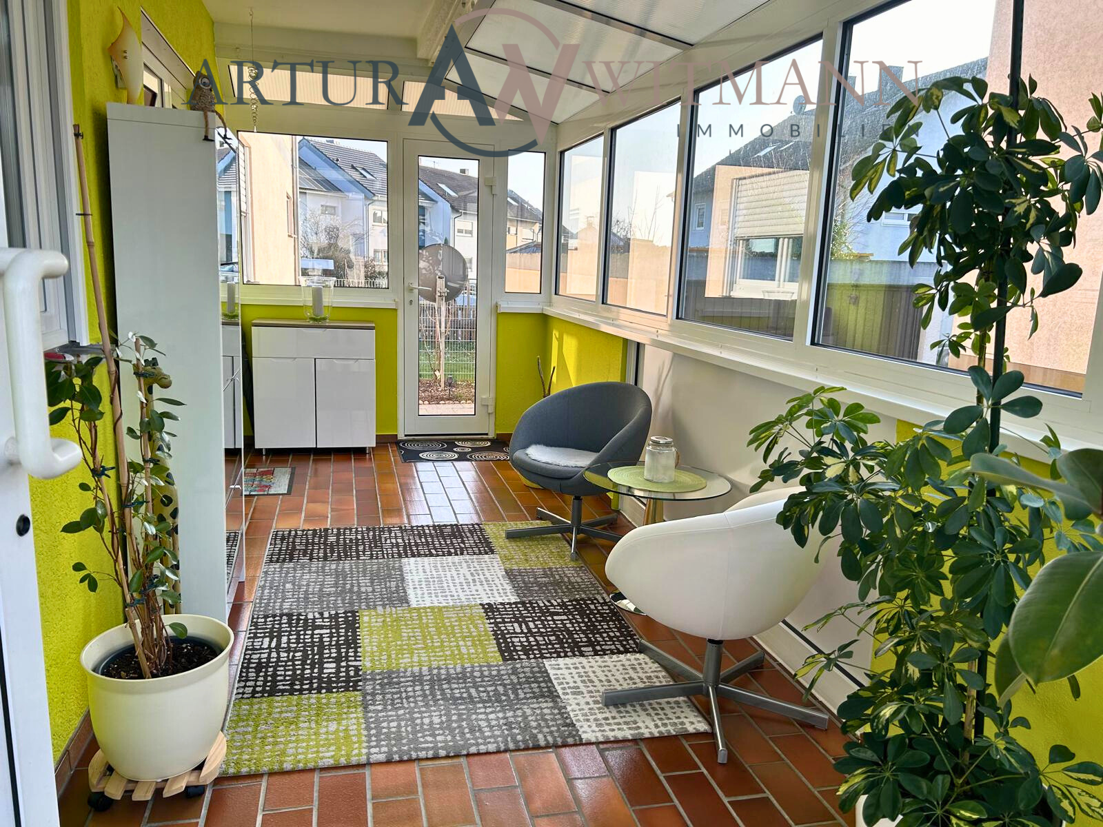 Charmante Maisonette-Wohnung mit Kamin, Einbauküche, Garage und Garten