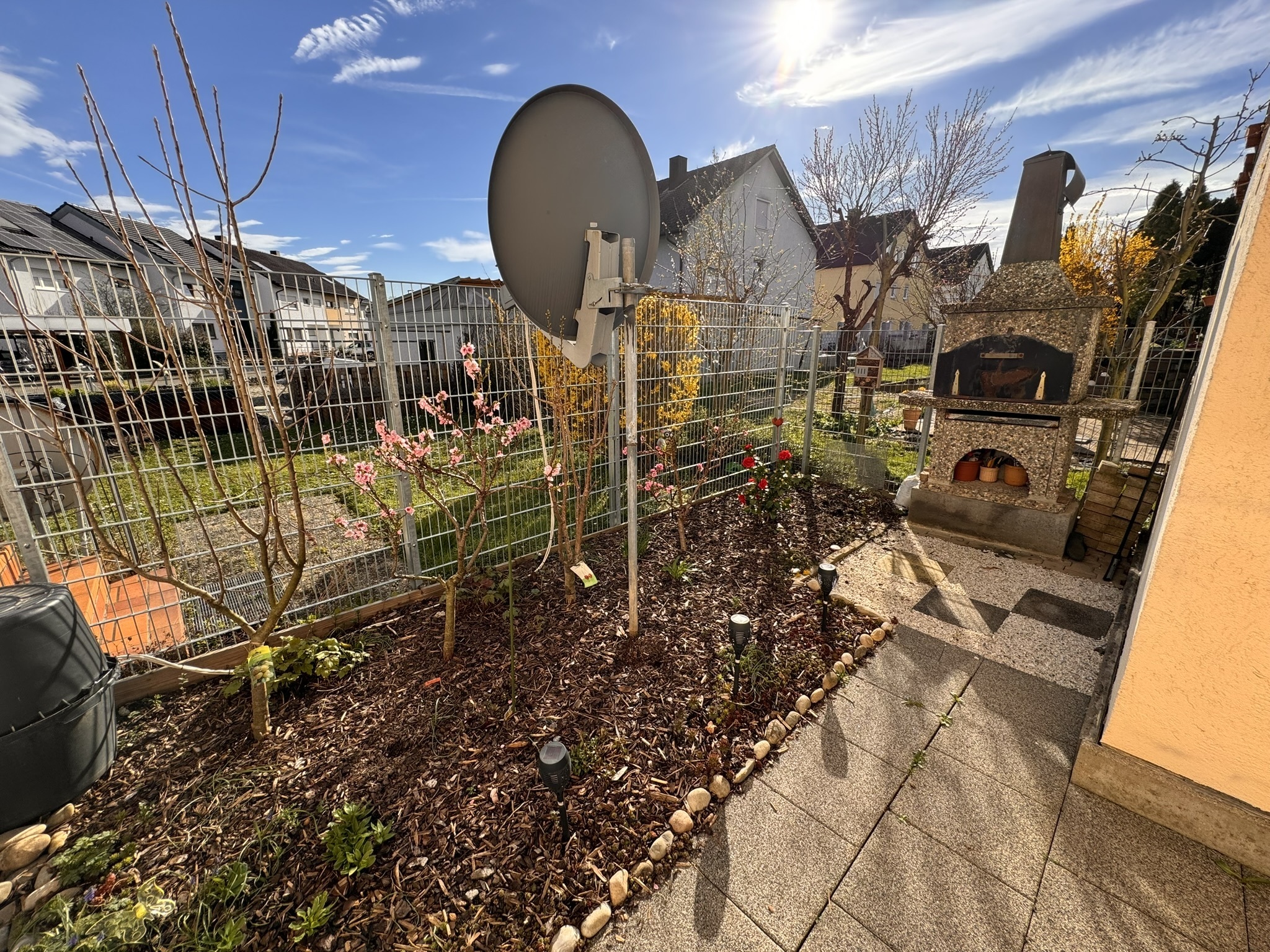 Charmante Maisonette-Wohnung mit Kamin, Einbauküche, Garage und Garten