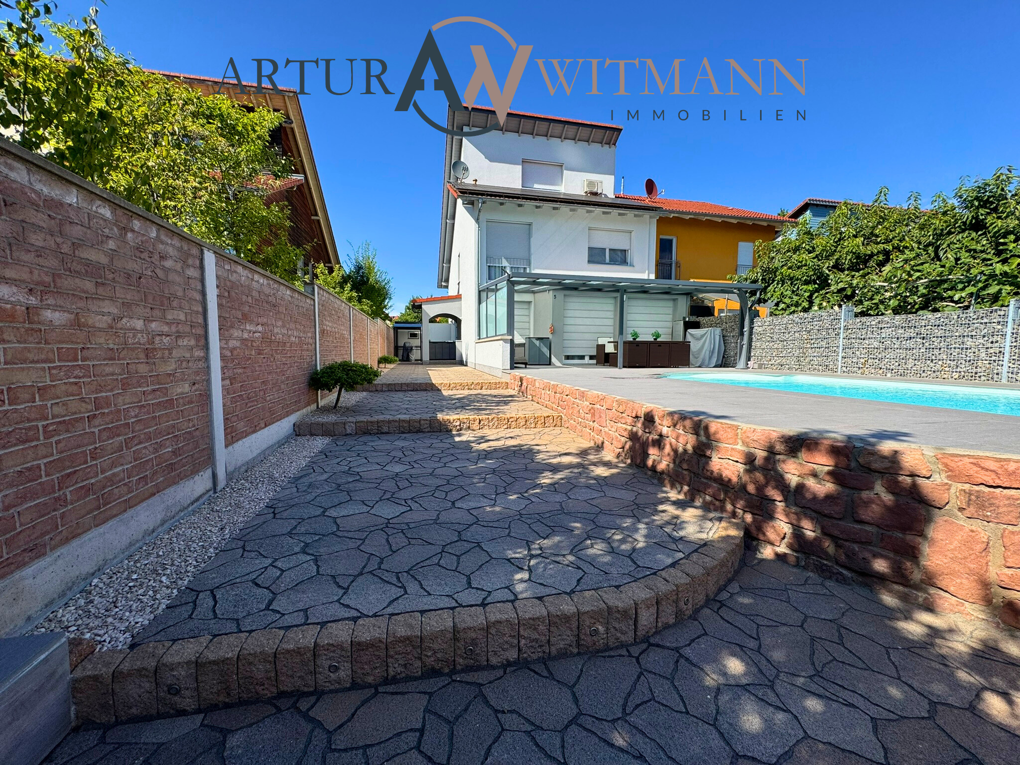 Einziehen & genießen – Doppelhaushälfte mit Pool in ruhiger Wohnlage