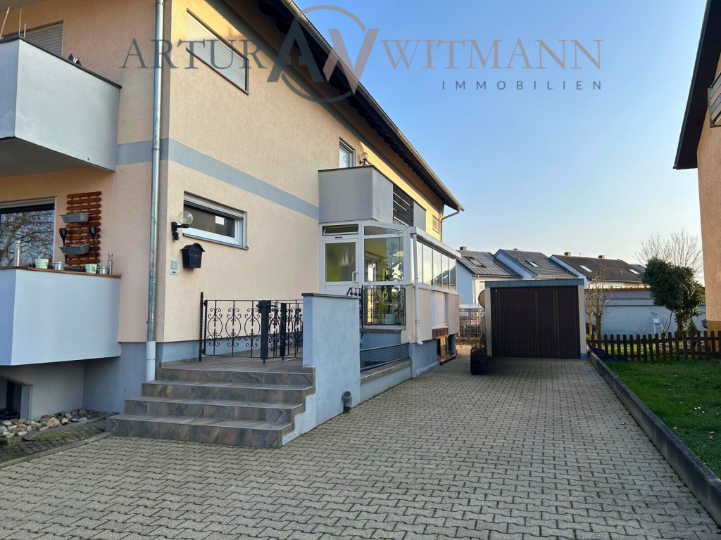 Charmante Maisonette-Wohnung mit Kamin, Einbauküche, Garage und Garten