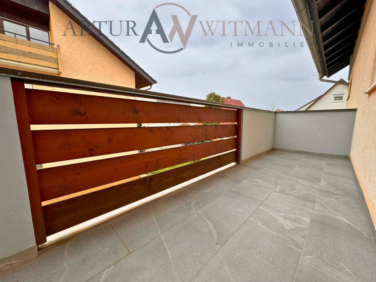 Charmante Maisonette-Wohnung mit Kamin, Einbauküche, Garage und Garten