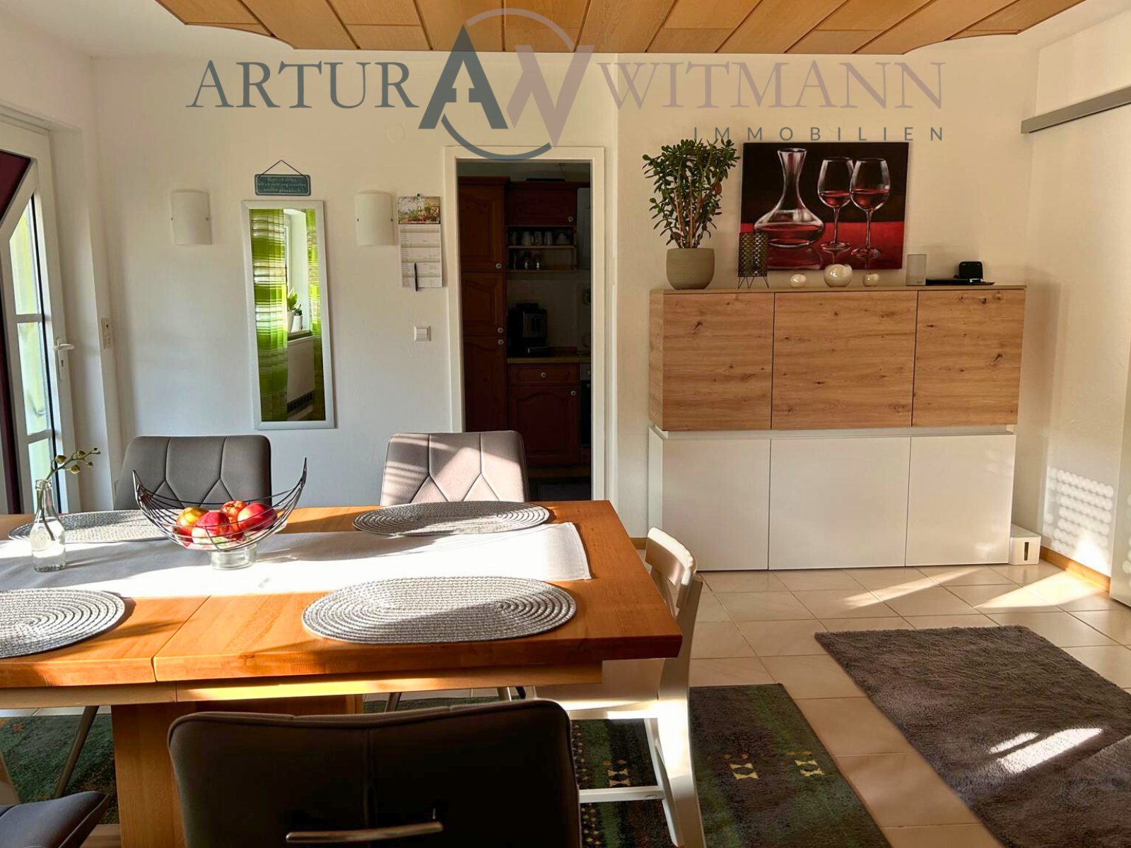 Charmante Maisonette-Wohnung mit Kamin, Einbauküche, Garage und Garten