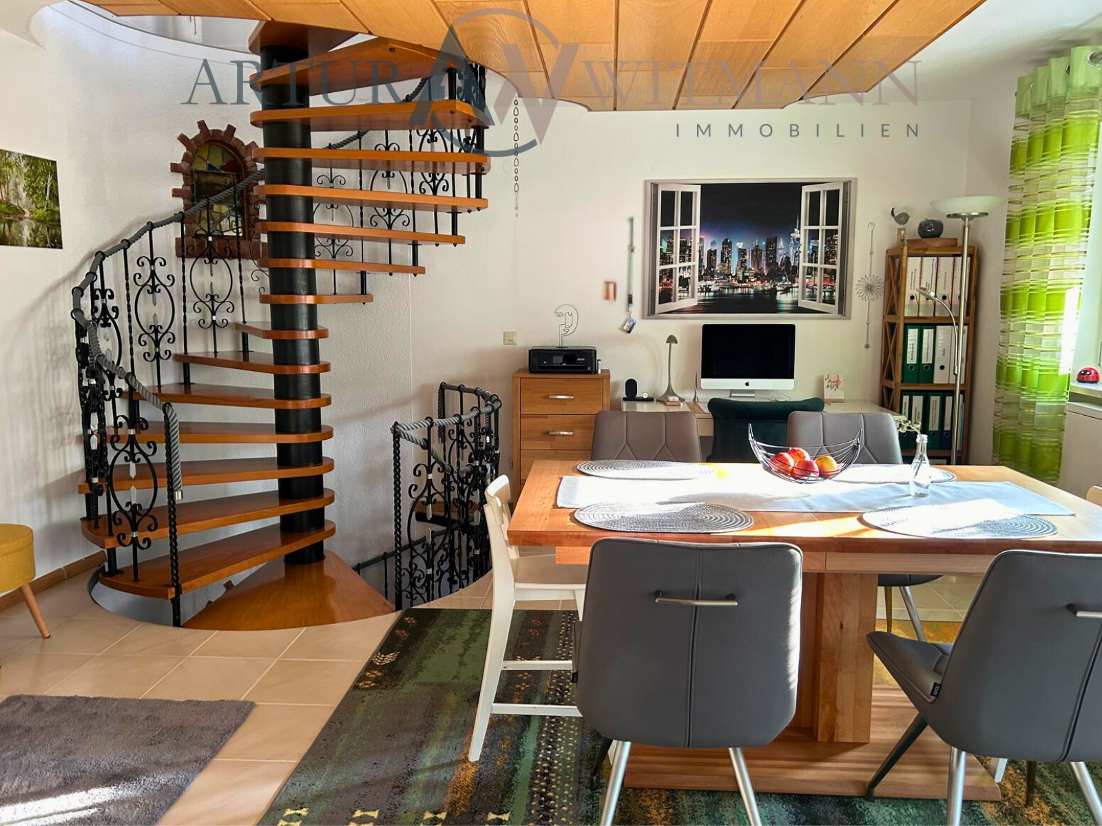 Charmante Maisonette-Wohnung mit Kamin, Einbauküche, Garage und Garten