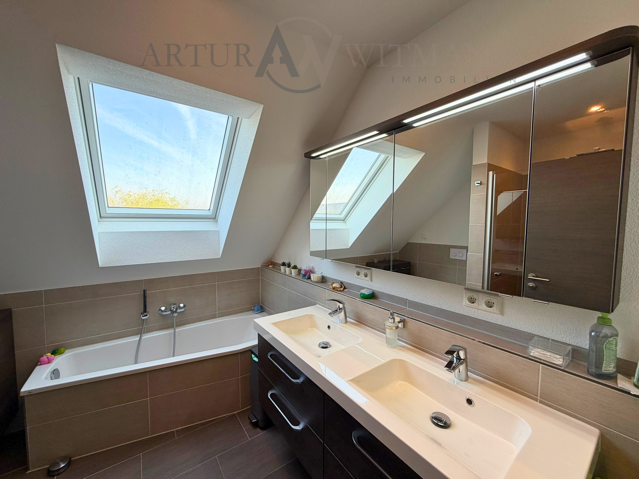 Selten am Markt: Einfamilienhaus mit Einliegerwohnung + extra Einheit | Baujahr 2017