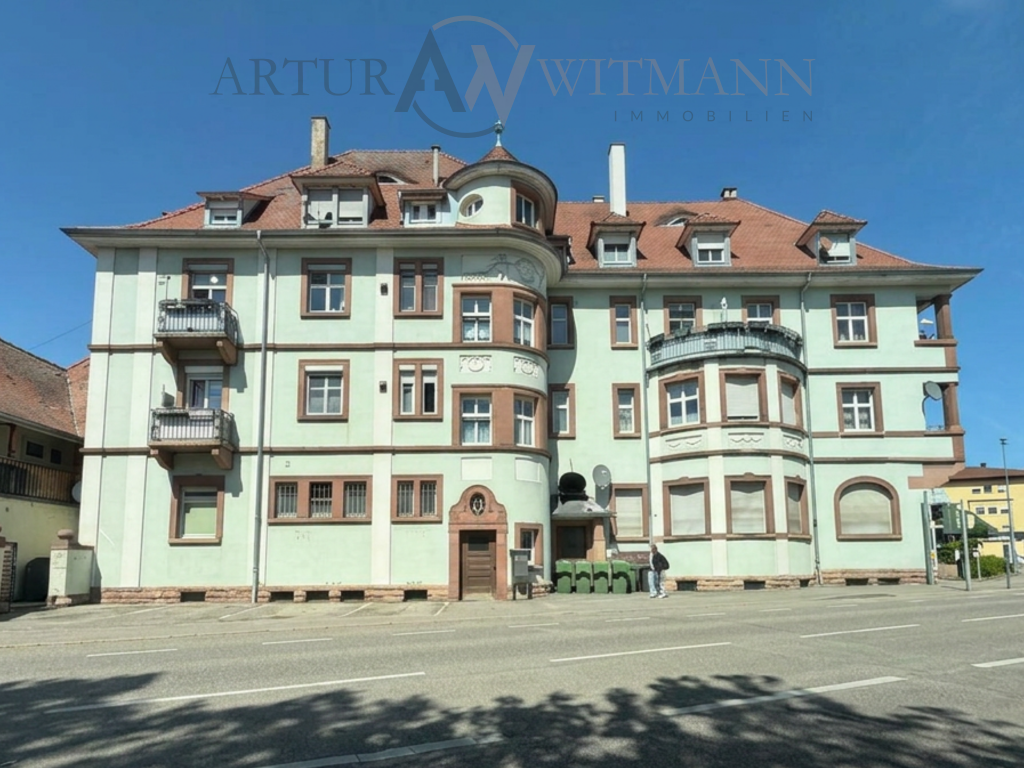 Interessantes Immobilienpaket mit DG-Wohnung, Dachbodenflächen & 5 Stellplätzen
