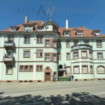 Interessantes Immobilienpaket mit DG-Wohnung, Dachbodenflächen & 5 Stellplätzen