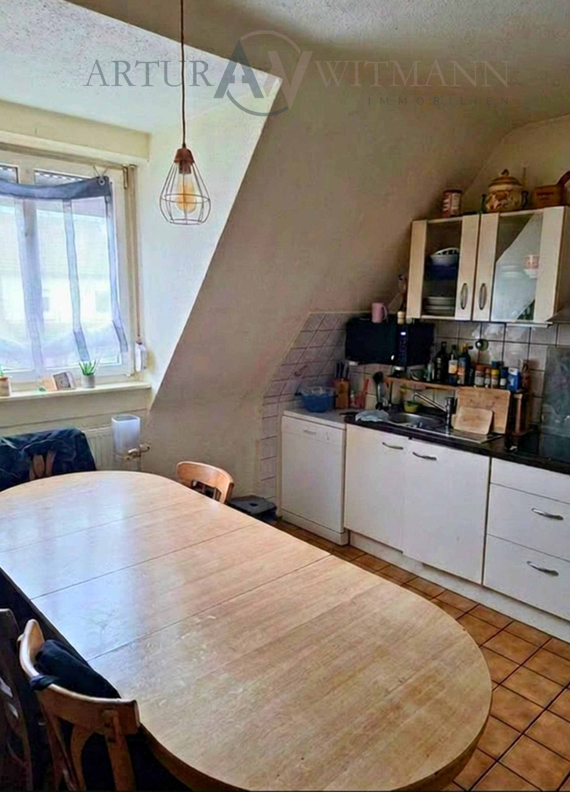 Interessantes Immobilienpaket mit DG-Wohnung, Dachbodenflächen & 5 Stellplätzen