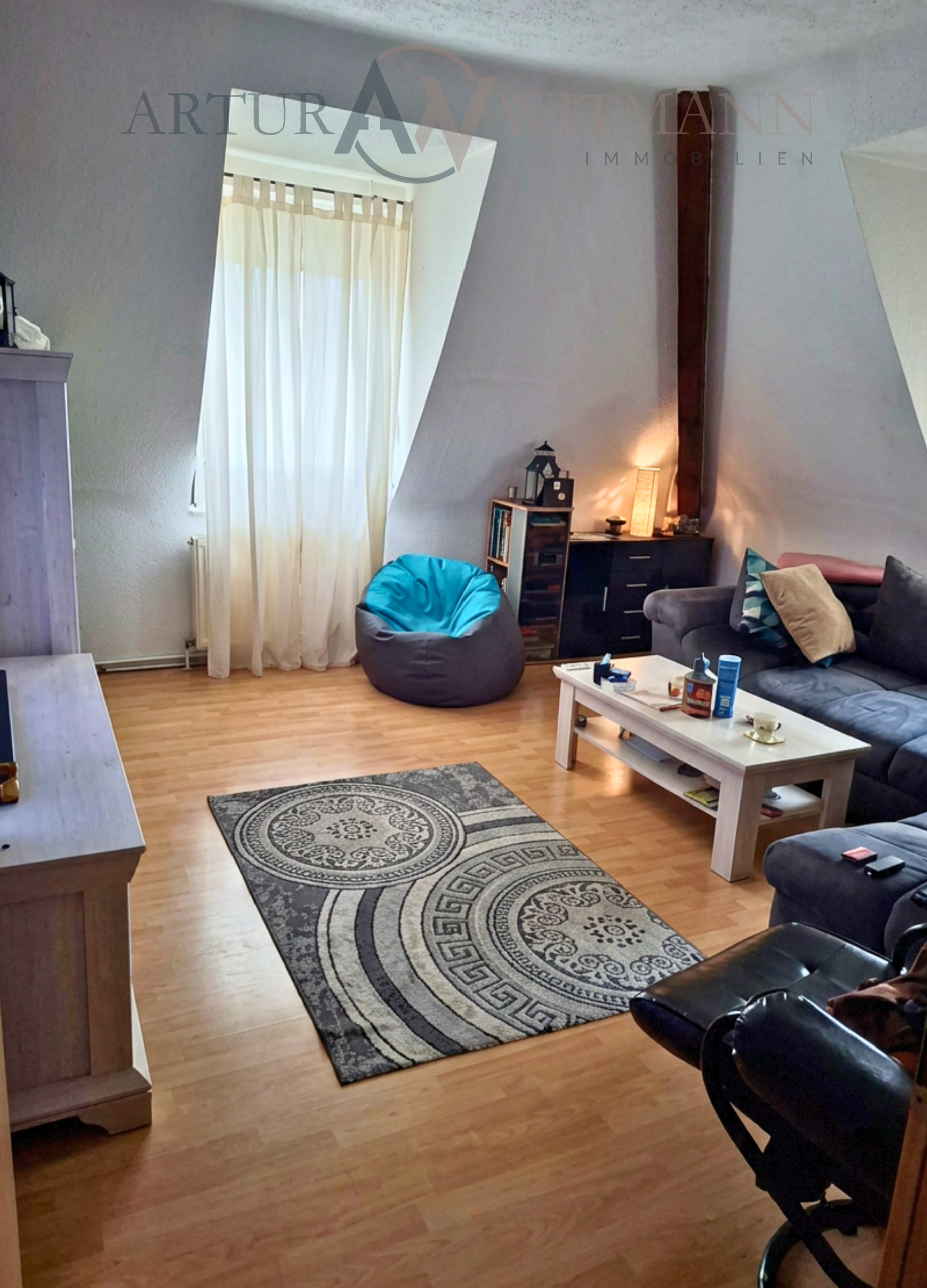 Interessantes Immobilienpaket mit DG-Wohnung, Dachbodenflächen & 5 Stellplätzen