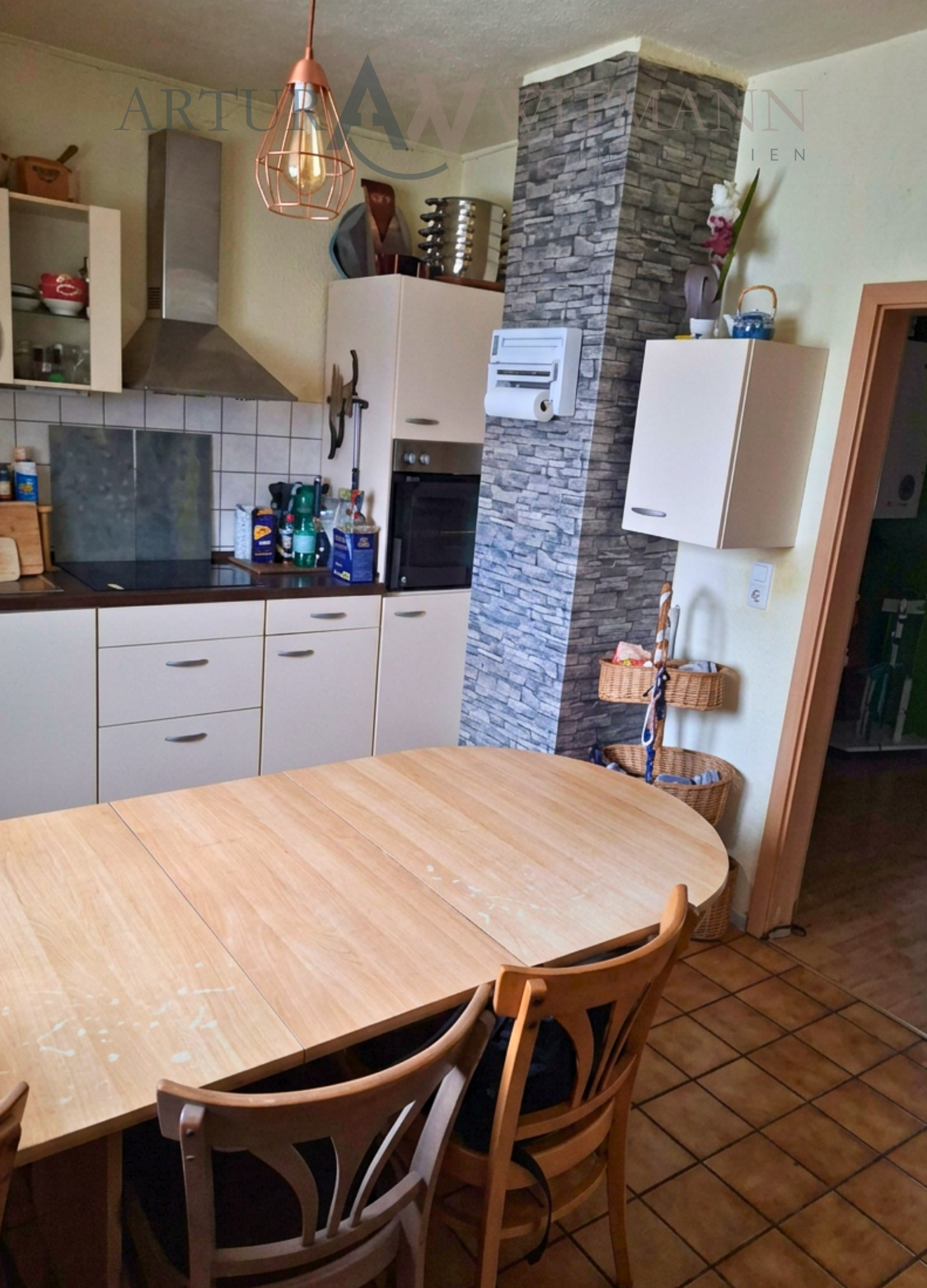 Interessantes Immobilienpaket mit DG-Wohnung, Dachbodenflächen & 5 Stellplätzen