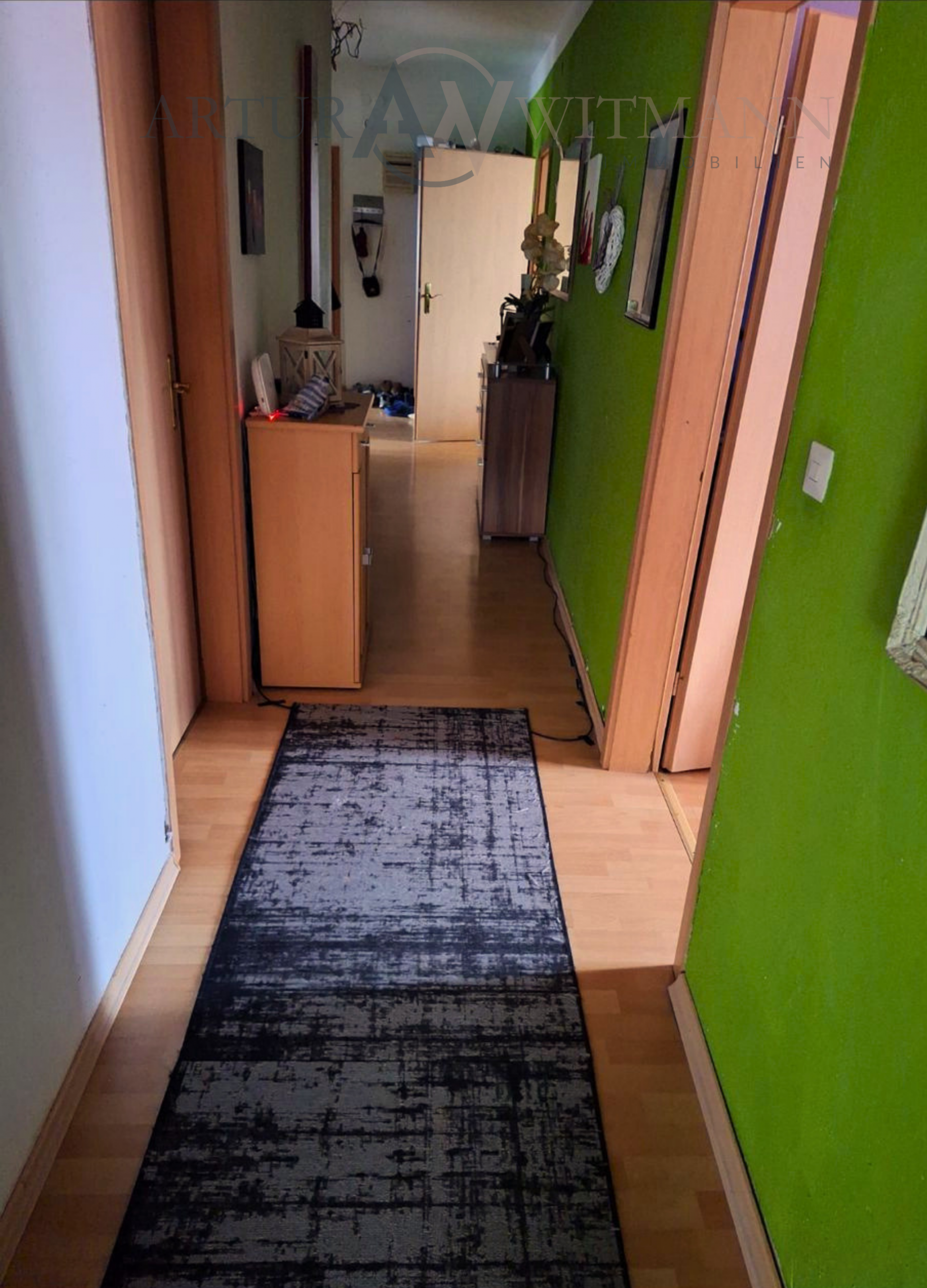 Interessantes Immobilienpaket mit DG-Wohnung, Dachbodenflächen & 5 Stellplätzen
