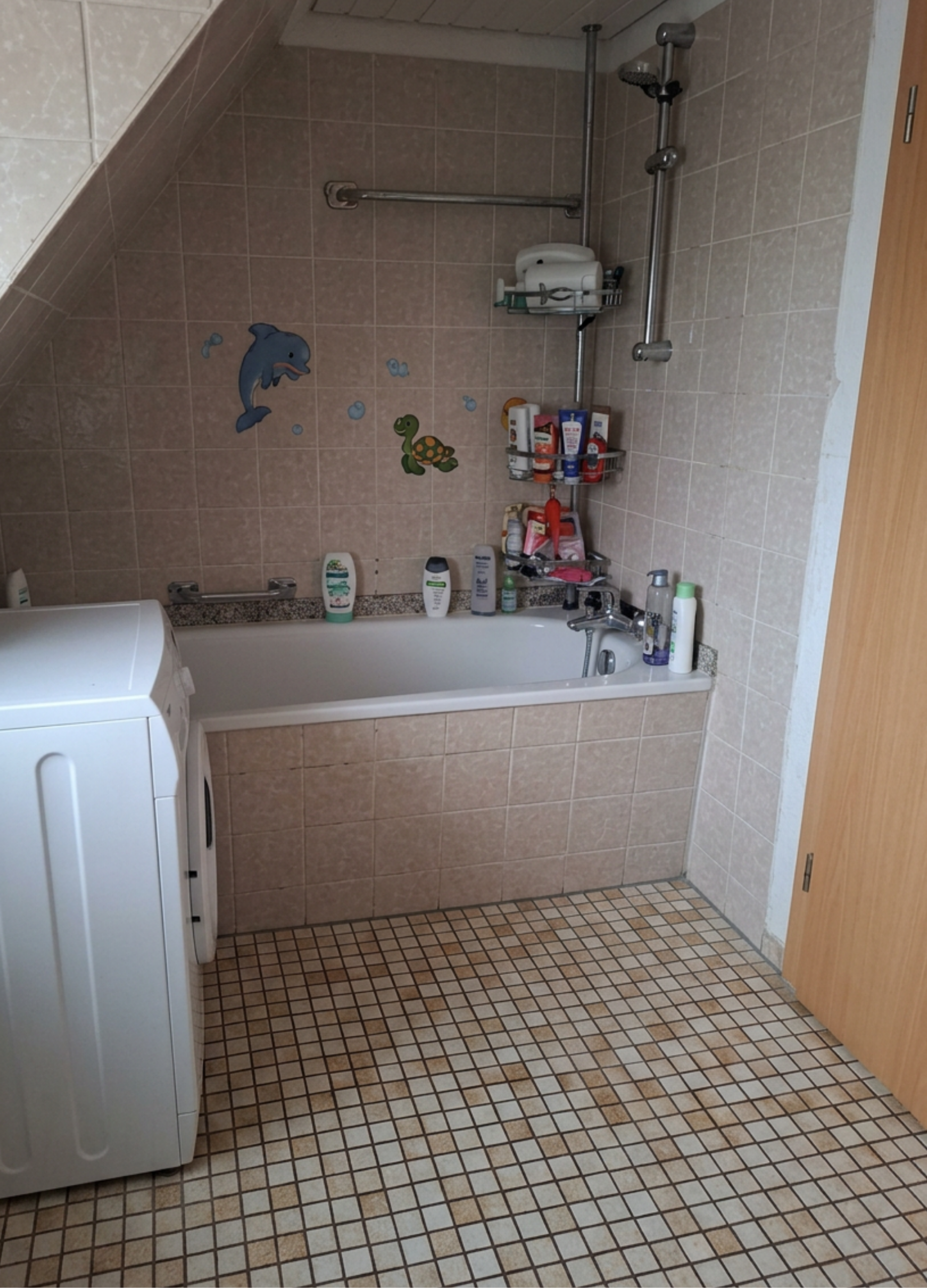 Interessantes Immobilienpaket mit DG-Wohnung, Dachbodenflächen & 5 Stellplätzen