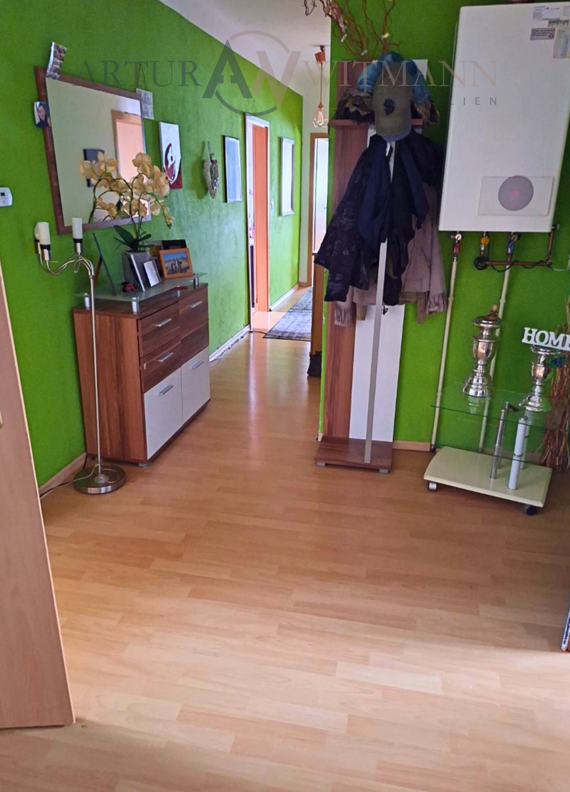 Interessantes Immobilienpaket mit DG-Wohnung, Dachbodenflächen & 5 Stellplätzen