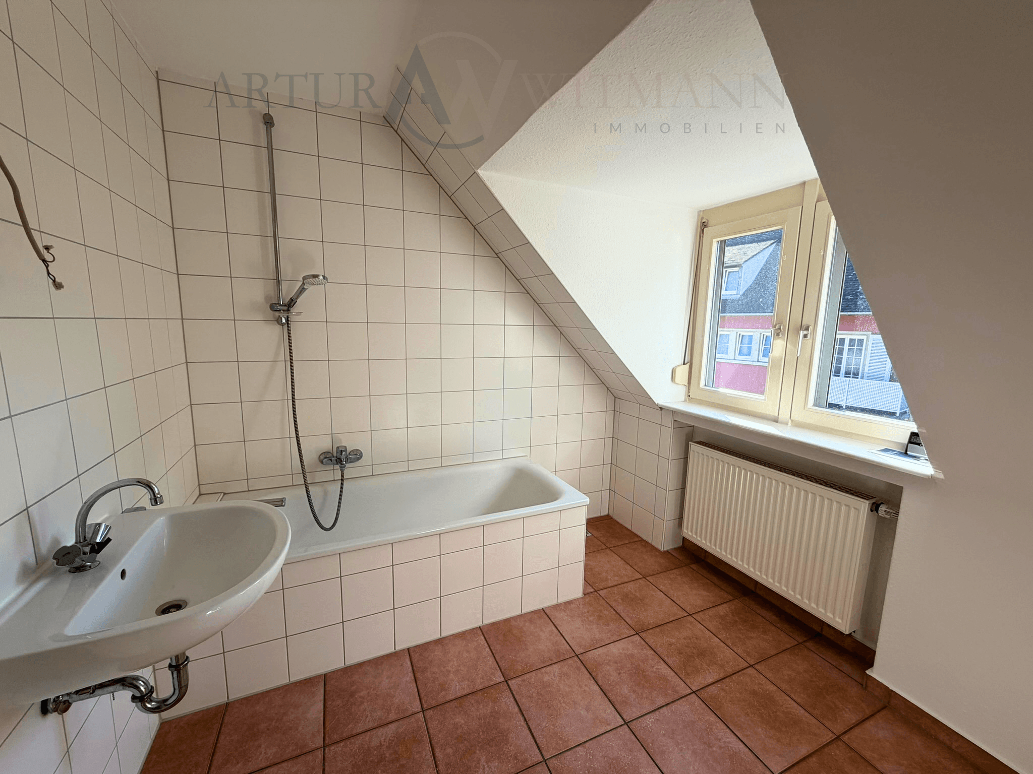 Gepflegte 2-Zimmer-Dachgeschosswohnung in ruhigem 3-Familienhaus