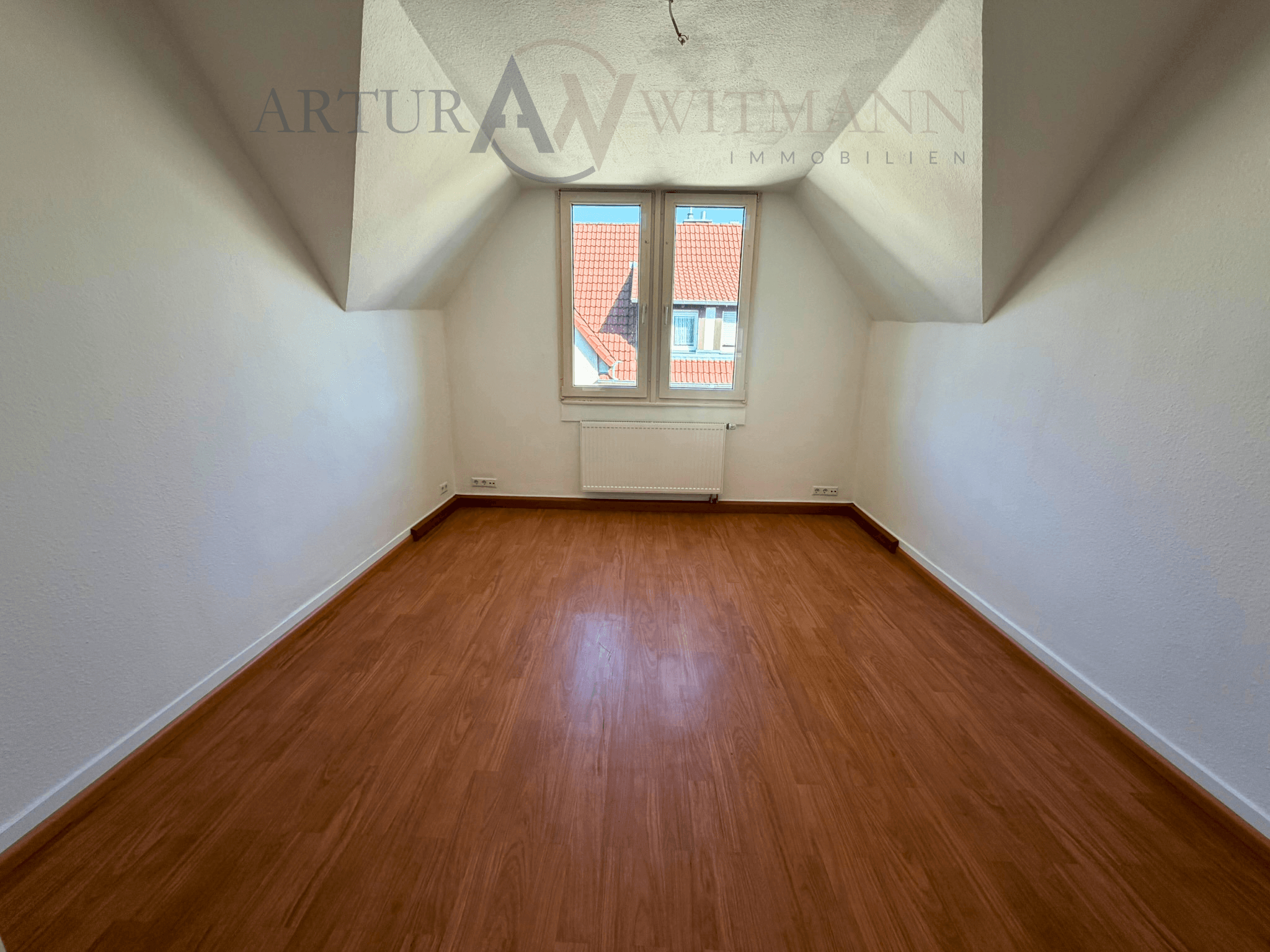 Gepflegte 2-Zimmer-Dachgeschosswohnung in ruhigem 3-Familienhaus