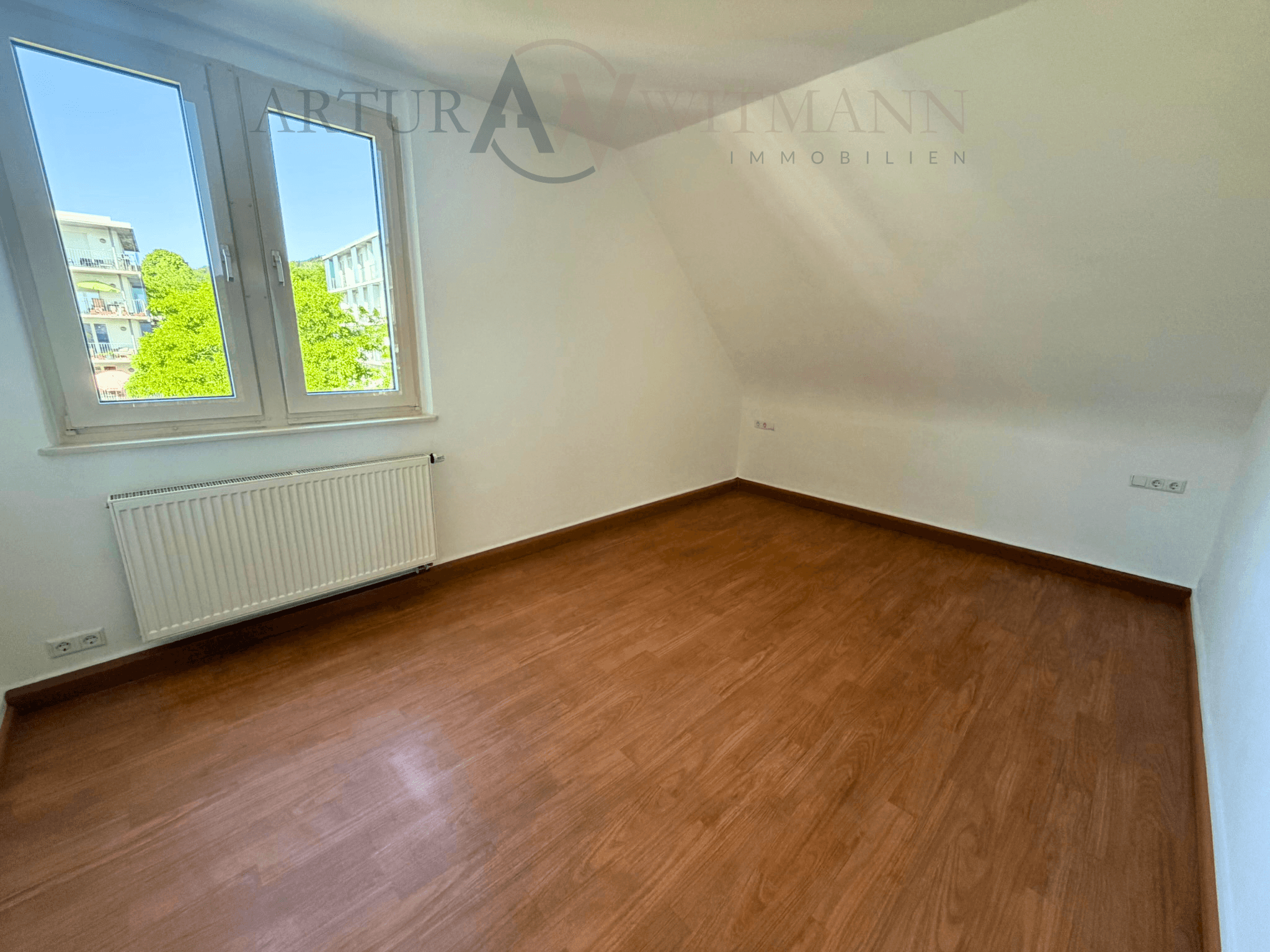 Gepflegte 2-Zimmer-Dachgeschosswohnung in ruhigem 3-Familienhaus