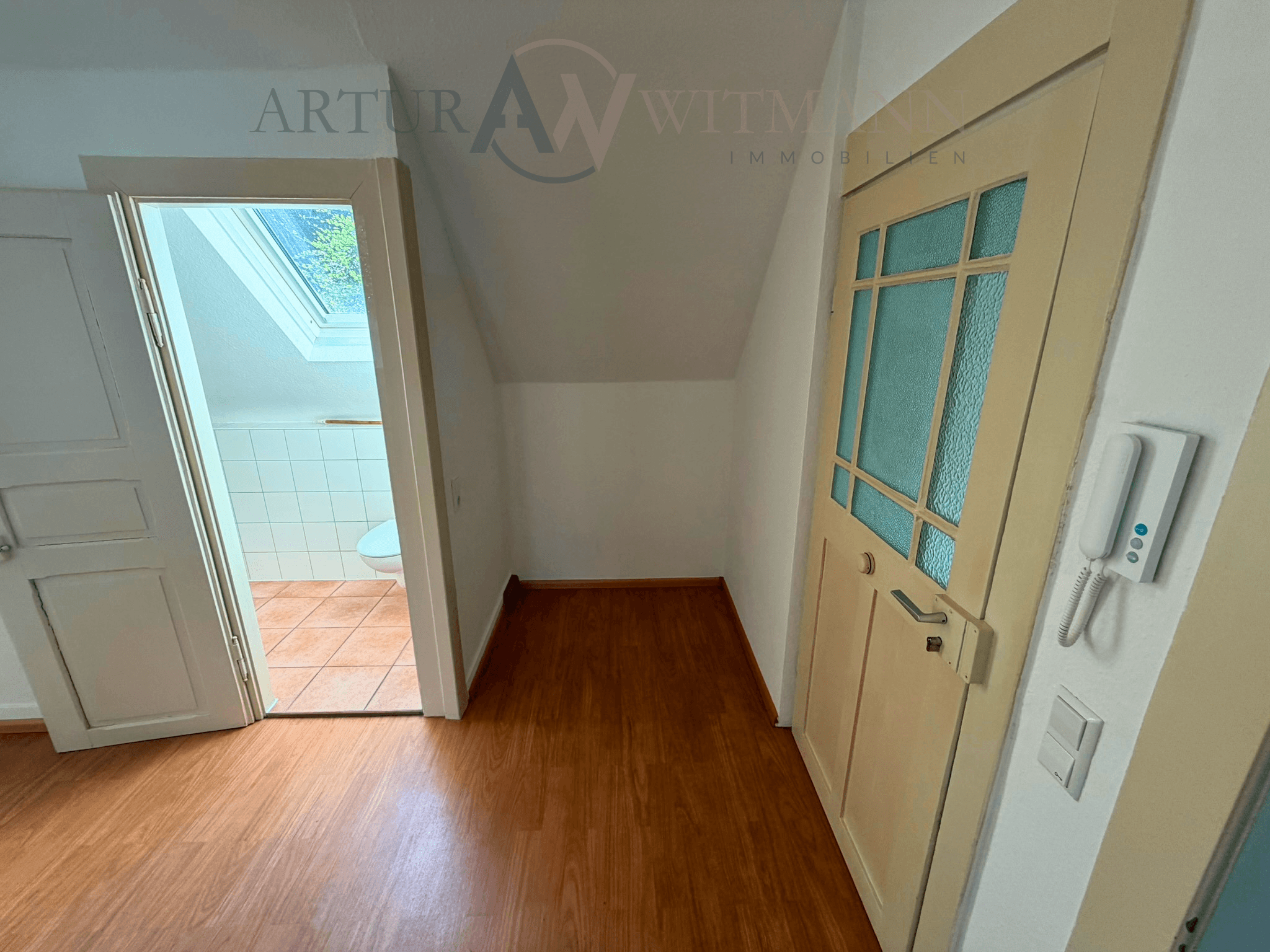 Gepflegte 2-Zimmer-Dachgeschosswohnung in ruhigem 3-Familienhaus
