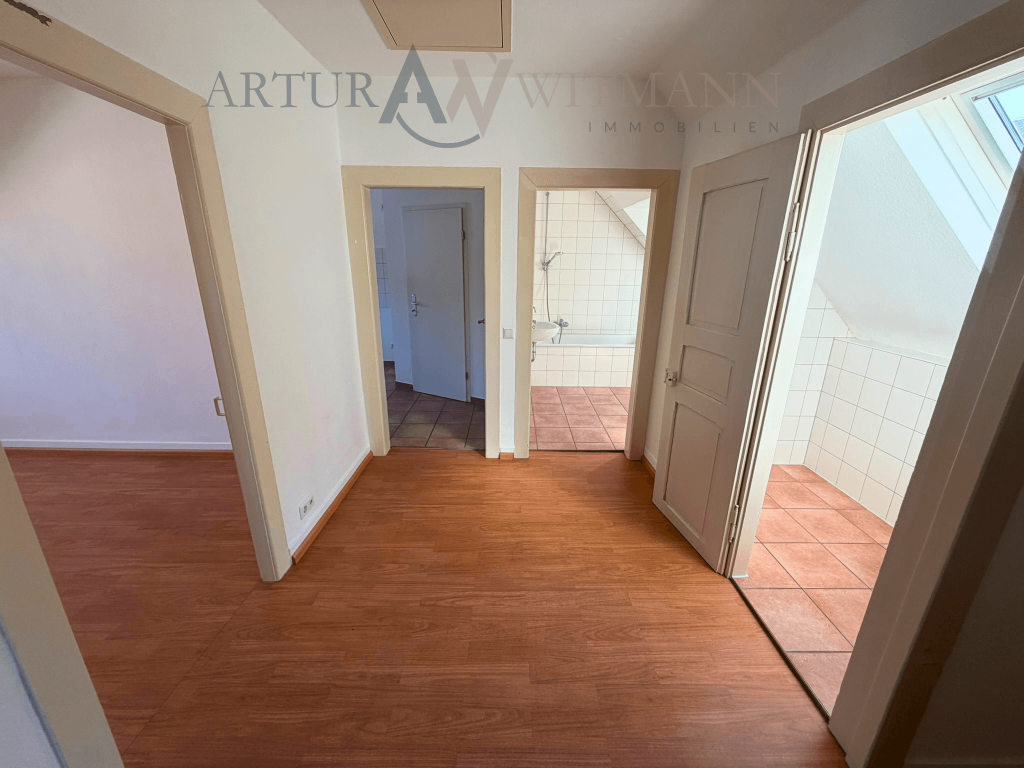 Gepflegte 2-Zimmer-Dachgeschosswohnung in ruhigem 3-Familienhaus
