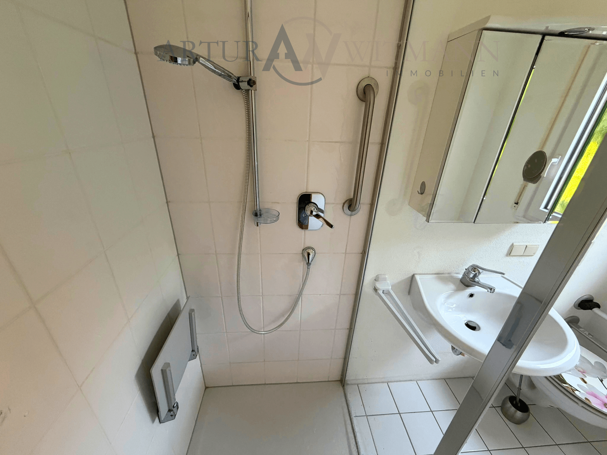 Gepflegte 2-Zimmer-Wohnung im Hochparterre mit großer Terrasse