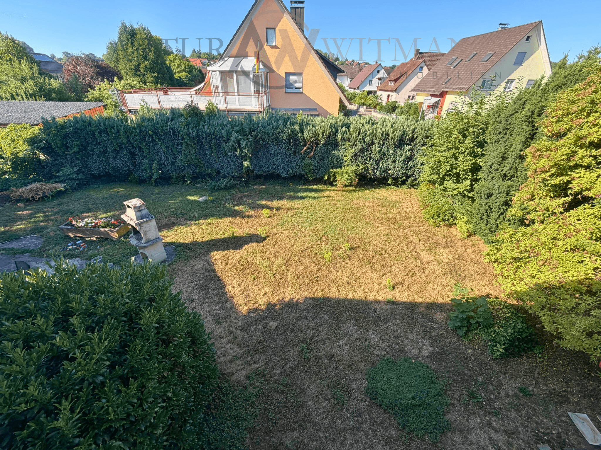 Mehrfamilienhaus auf großem Grundstück mit Neubaupotenzial